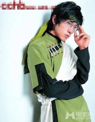 中国帅哥coser尽展非主流时尚范儿