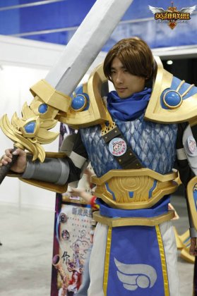 中国帅哥变身盖伦cos图片欣赏