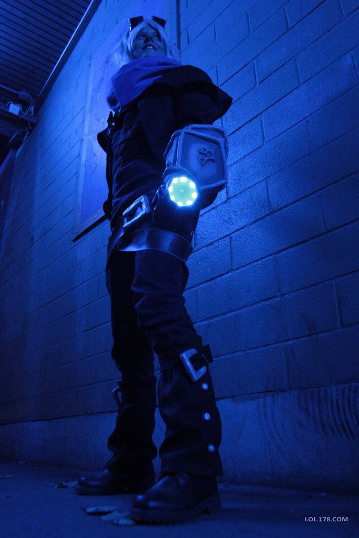 西班牙帅哥coser户外图片精选