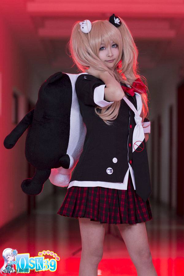 江之岛盾子cos图片可爱又俏皮