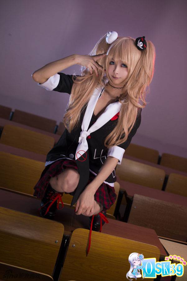 江之岛盾子cos图片可爱又俏皮