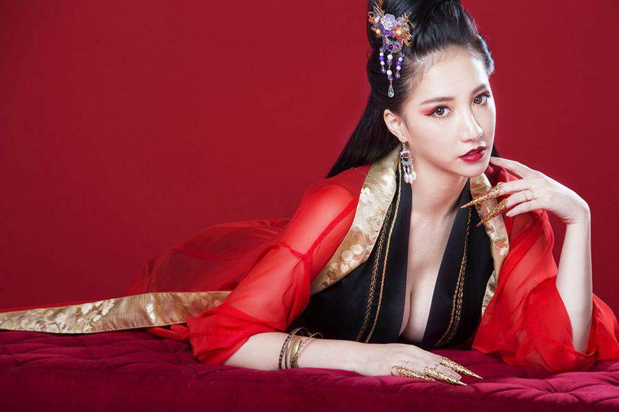 女帝林采缇cosplay大秀完美丰满身材