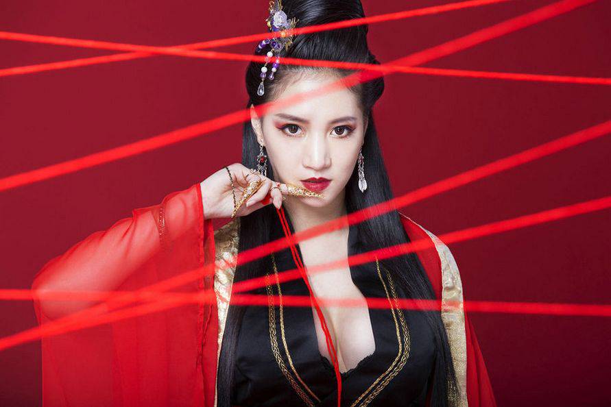 女帝林采缇cosplay大秀完美丰满身材