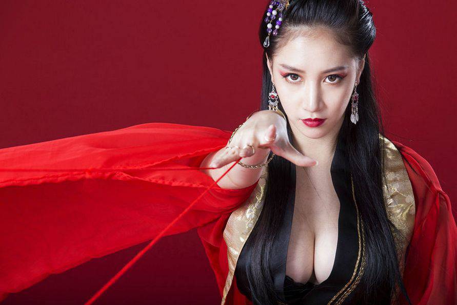 女帝林采缇cosplay大秀完美丰满身材