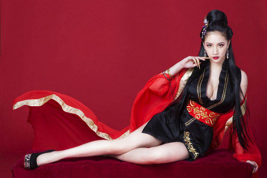 女帝林采缇cosplay大秀完美丰满身材