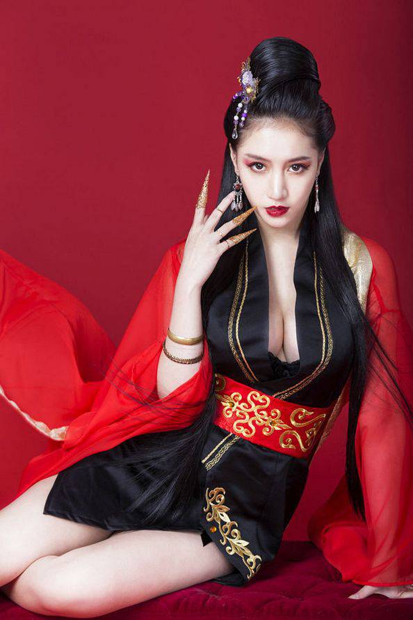 女帝林采缇cosplay大秀完美丰满身材