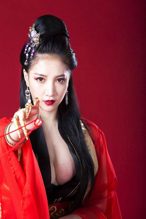 女帝林采缇cosplay大秀完美丰满身材