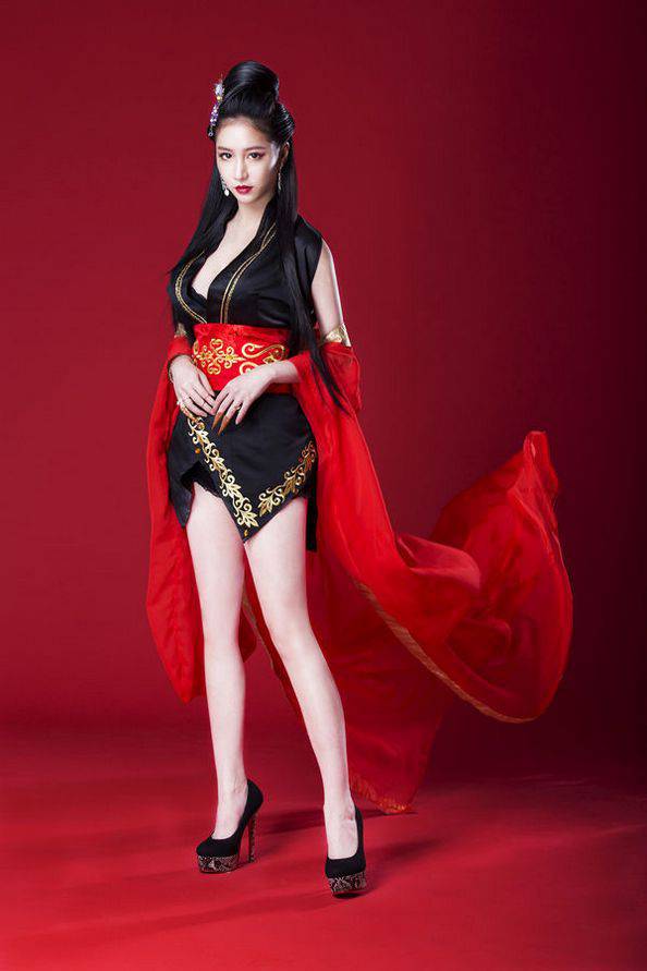 女帝林采缇cosplay大秀完美丰满身材