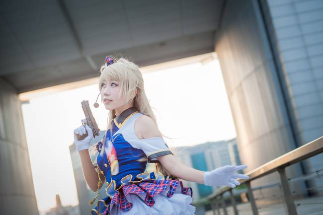 南小鸟cos图完美变身女警官