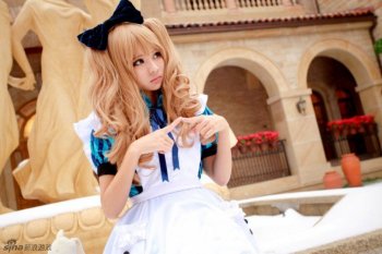 童颜萝莉妹子变身爱丽丝cos图片
