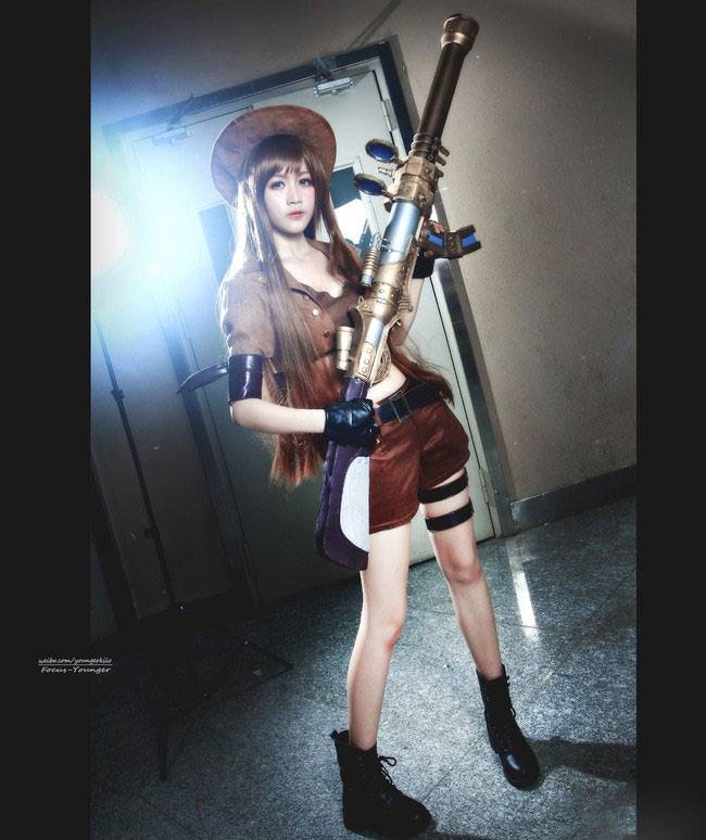 女警狙击凯特琳cos图秀傲人身材