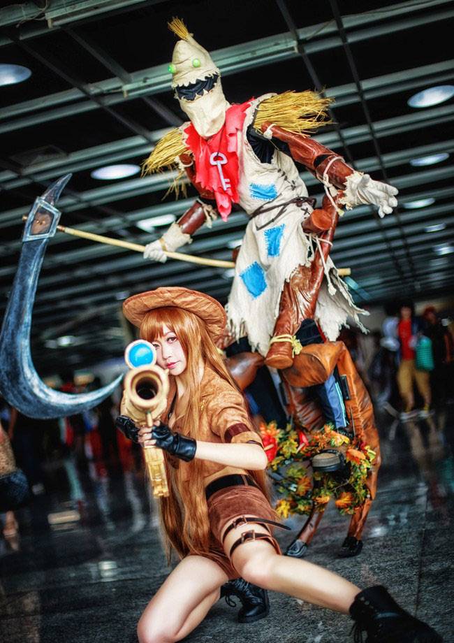 女警狙击凯特琳cos图秀傲人身材