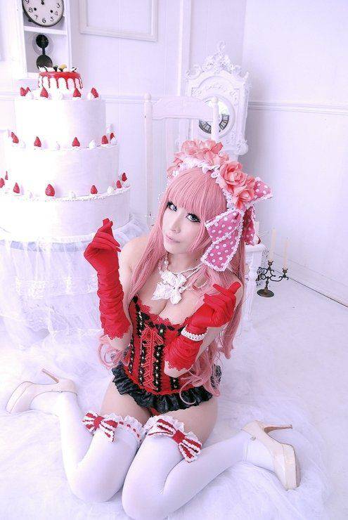 粉红诱惑美女性感cos吸引眼球