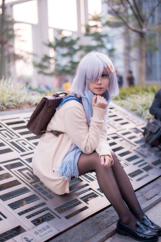 妹子室外动漫黑丝cosplay图