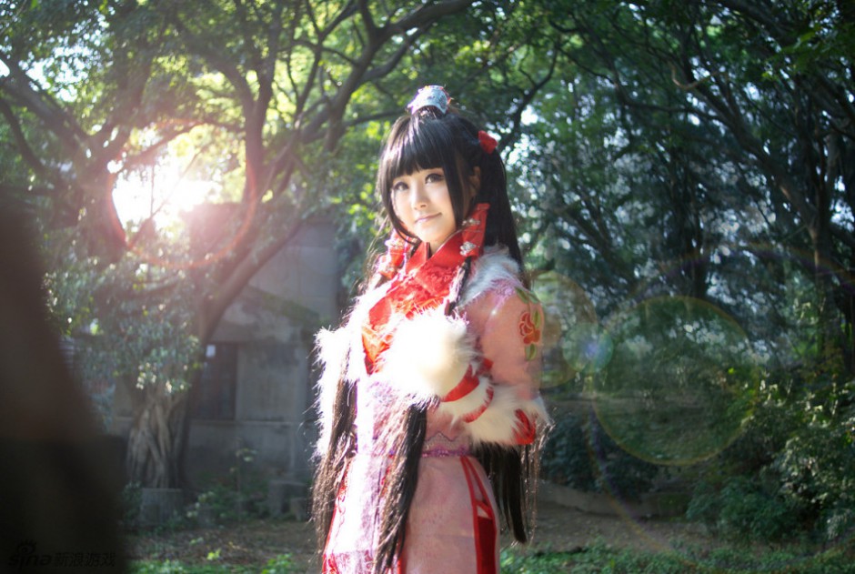 妹子户外红衣古装cos图欣赏
