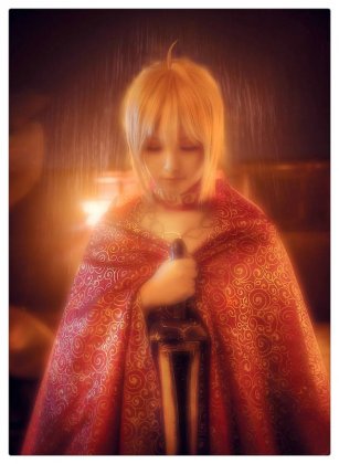 金发美女cos红衣妖娆图片