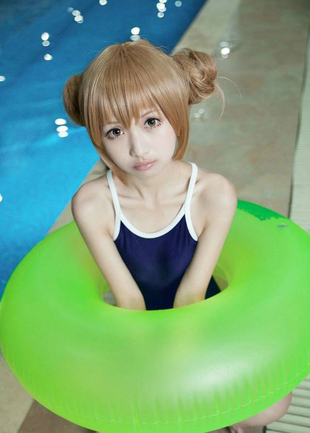 泳池里很萌的萝莉cos图片
