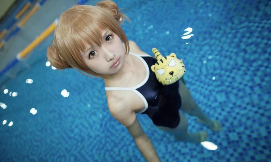 泳池里很萌的萝莉cos图片