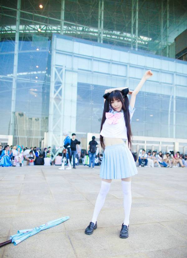 双马尾萌妹子白丝cos图片