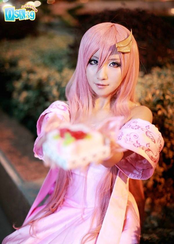 动漫粉发角色cos福利图片