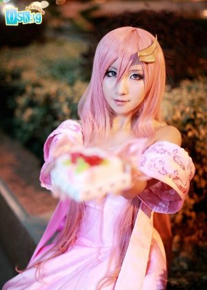 动漫粉发角色cos福利图片