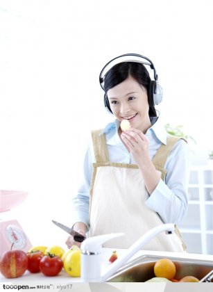 美食制作-切水果的美女