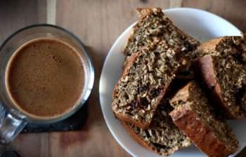 一杯咖啡配面包高清图片