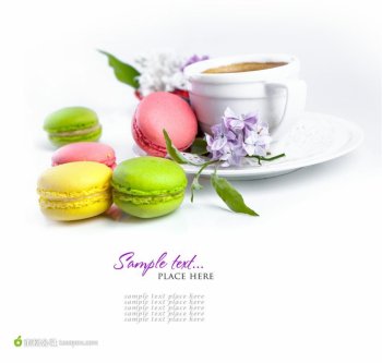 盘子里的咖啡与蛋糕