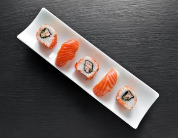长盘子里的美味寿司