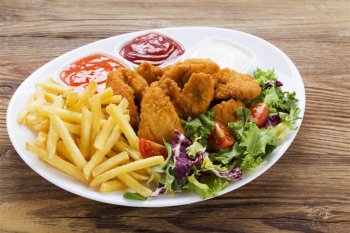 美味的鸡腿和薯条