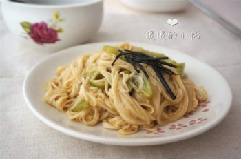 唤醒你的味蕾 葱油秋葵素面