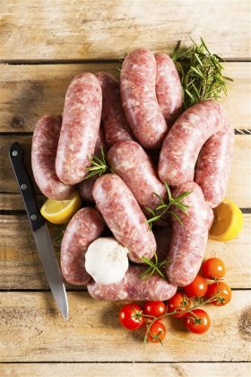 桌子上的刀和香肠