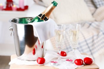 餐桌上的美酒图片