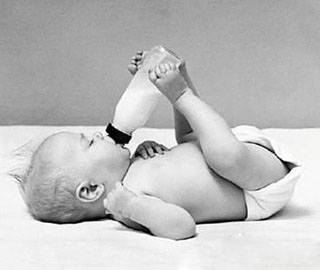 宝宝喝奶的搞笑图片