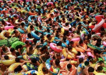 人挤人游泳搞笑图