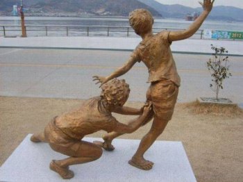 超级淘气的雕像恶搞图片