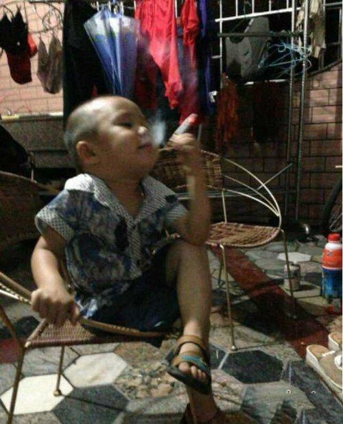 哥抽的不是烟是寂寞搞笑图片