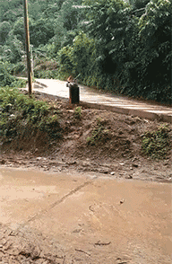 熊孩子玩漂移搞笑gif图片