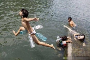 搞怪儿童图片之救生圈