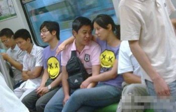 搞笑的找亮点图片之情侣装