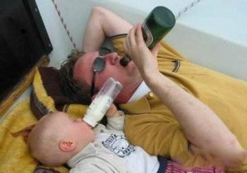 恶搞爆笑图片之父子同饮