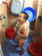 gif搞笑孩子洗澡小动画