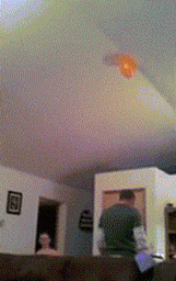 爆笑取气球gif图