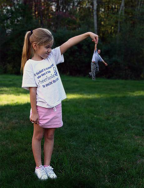 一组极具创意错位拍摄照片