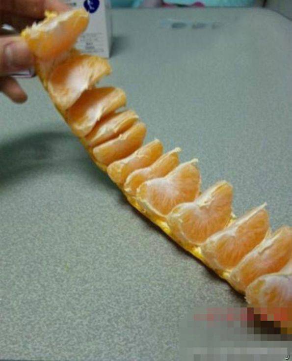 搞笑奇葩图片之剥桔子