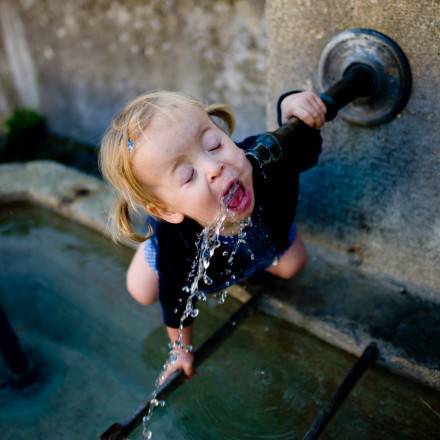 搞笑儿童幽默图片之喝水