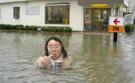 丑女奇葩图片之水中用餐