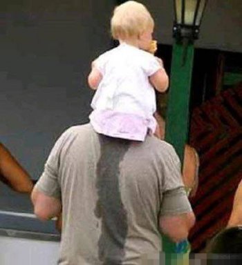 儿童爆笑图片之湿身了