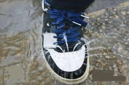 奇葩搞笑图片之鞋孔的作用