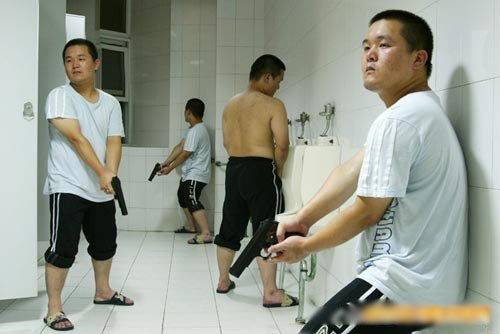 搞笑雷人图片之保镖护驾